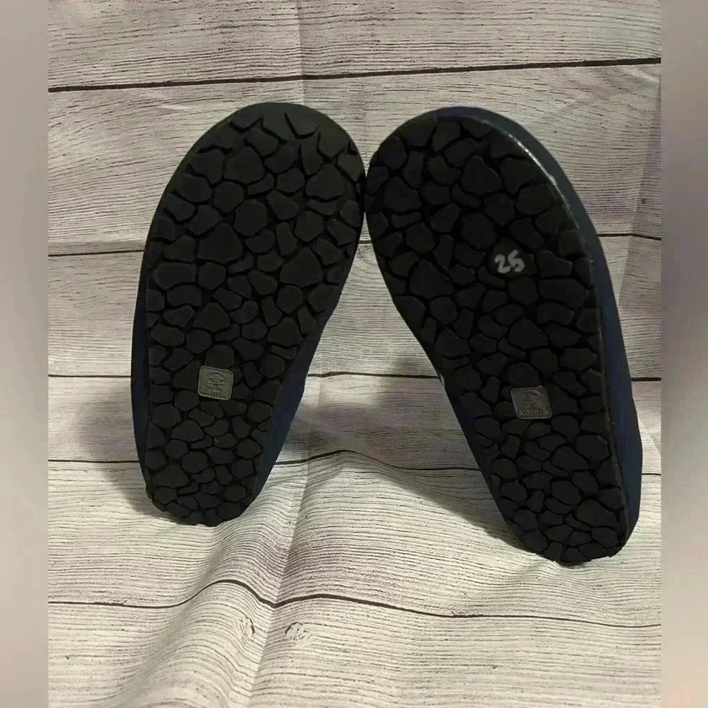 Youth Kamik Bootie Slipper Size 3. Warm with nonslip bottom.